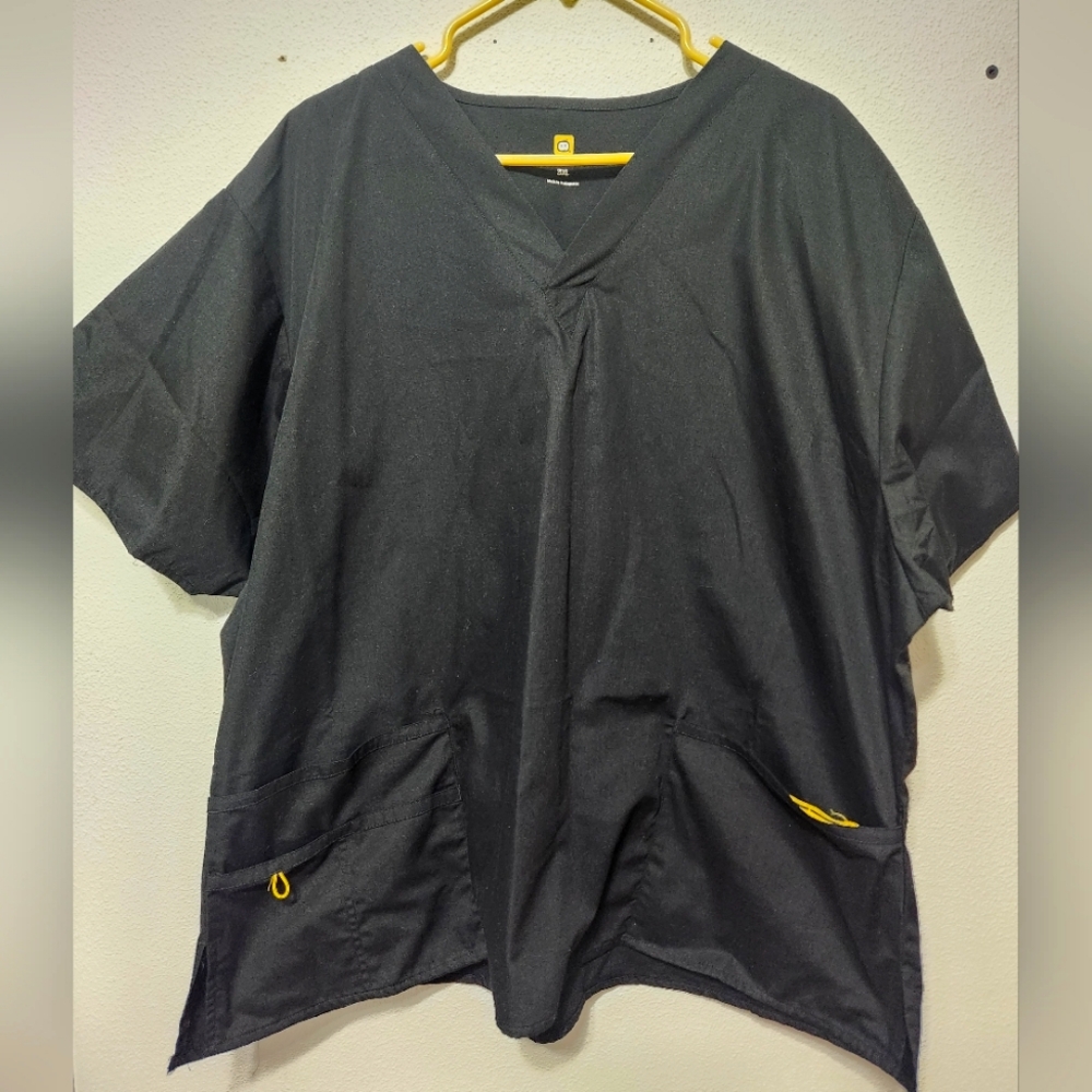 Wonder wink 2 pocket scrub top